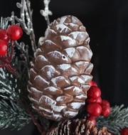 Шоколадная бомбочка в виде шишки с маршмеллоу и какао